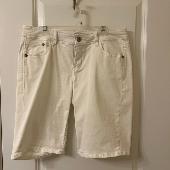Tommy Bahama White Bermuda Shorts Versatile Summer Essential - Picture 1 of 5